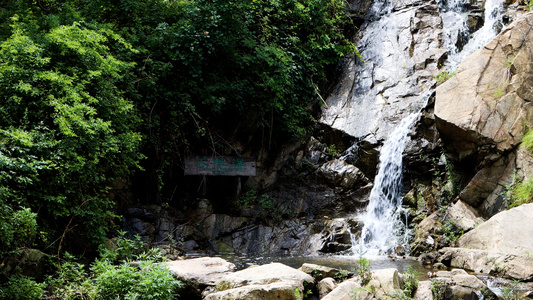 九如山风景区瀑布群夏季阳光下的飞瀑溪流高山瀑布视频