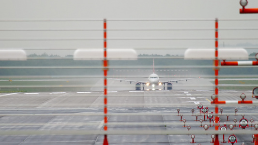 下雨天气时起飞的飞机视频