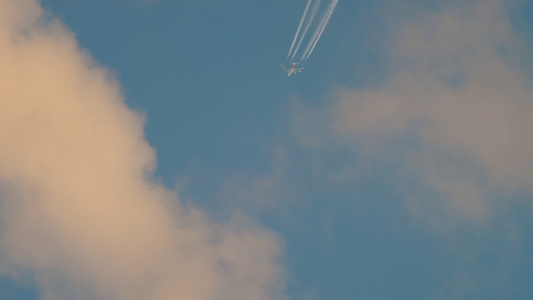 高空飞行的四架引擎飞机视频