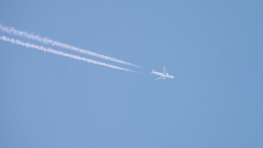 高空客机飞行视频