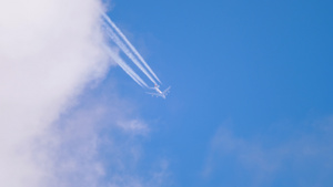 高空客机飞行13秒视频