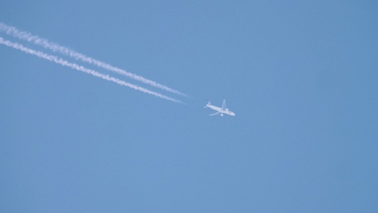 高空客机飞行视频