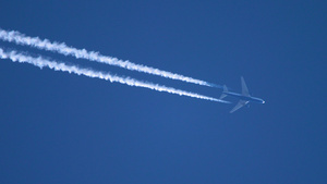 空中飞翔的飞机在天空高空飞行11秒视频
