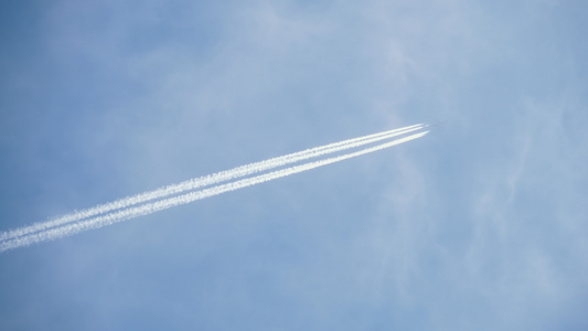 空中高空飞行的客机视频