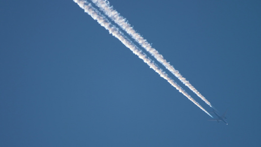 空中飞翔的飞机在天空高空飞行视频