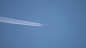 高空客机飞行18秒视频