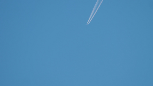 空中飞翔的飞机在天空高空飞行视频