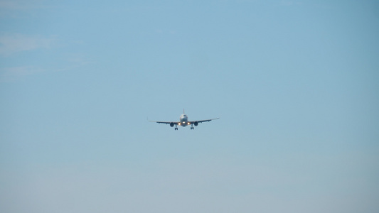 飞机在降落前从海洋上空接近视频