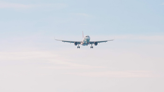 飞机在降落前从海洋上空接近视频