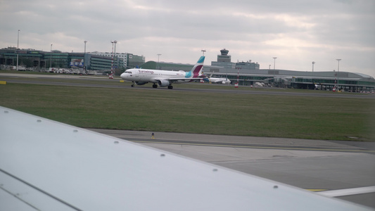飞机在机场起飞视频