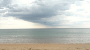 飞机从海洋上空准备着陆33秒视频