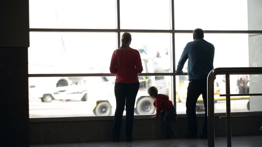 年轻家庭在机场观摩飞机视频