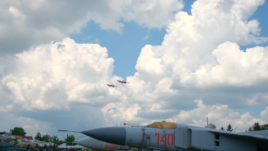 两架小飞机飞过天空飞过天空视频