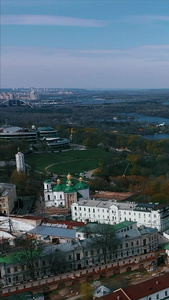 通过基辅东正教会塔楼鸟瞰全市乌克兰视频