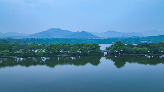 4K航拍杭州西湖风景区清晨烟雨江南西湖苏堤视频
