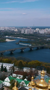 通过基辅东正教会塔楼鸟瞰全市城市航拍视频