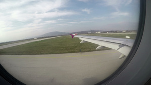 抵达机场时乘坐客机的客机窗口第一视角20秒视频