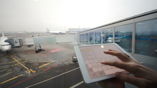 机场使用平板电脑的妇女视频