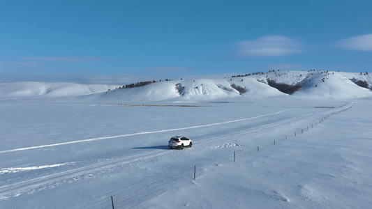 呼伦贝尔雪原上行驶的汽车视频