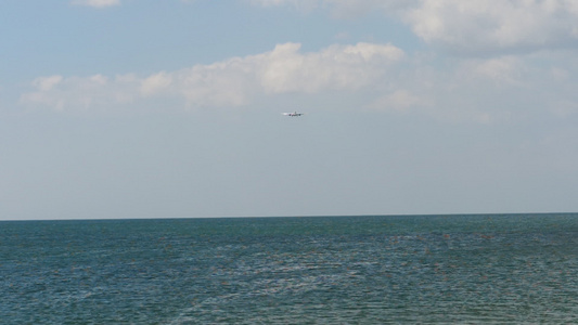 飞机从海洋上空接近视频