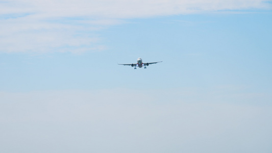 飞机从海洋上空接近视频