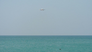 飞机从海洋上空准备着陆26秒视频