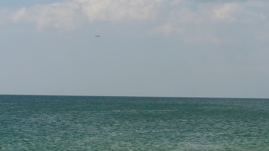 飞机从海洋上空接近视频