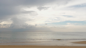 飞机在海洋上空贴近地面30秒视频