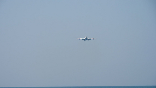 飞机从海洋上空接近视频