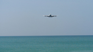 飞机从海洋上空接近15秒视频