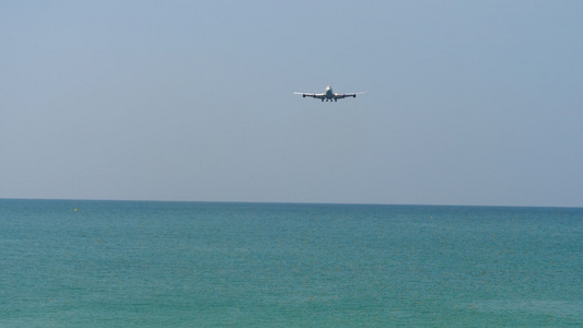 飞机从海洋上空接近视频