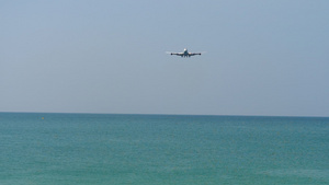 飞机在海洋上空贴近地面15秒视频