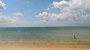 飞机在海洋上空贴近地面30秒视频