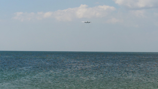 宽体飞机在海洋上空接近视频