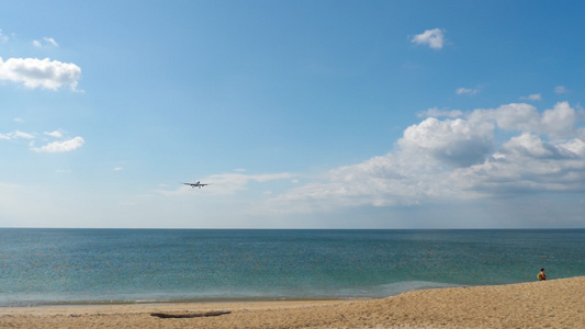 宽体飞机在海洋上空接近视频