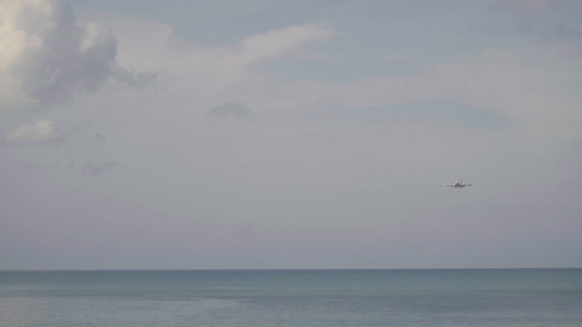 宽体客机在海洋上空接近视频