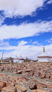 经幡六字真言尼玛石白塔延时视频西藏旅游视频