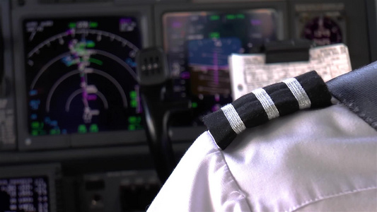 驾驶员在现代飞机的飞行甲板上视频