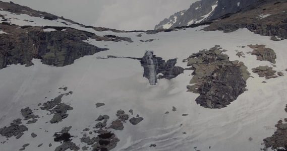 高塔特拉山脉上空的飞翔小瀑布斯洛瓦基亚4k无人驾驶视频