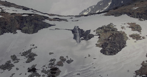 高塔特拉山脉上空的飞翔小瀑布斯洛瓦基亚4k无人驾驶32秒视频