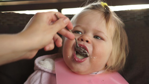 女婴张开嘴吃食物23秒视频