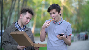 两个朋友在户外吃比萨饼街头食物概念26秒视频