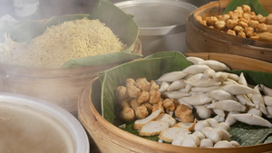 餐厅里有各种亚洲菜肴的碗在城市街头小餐馆的摊位上出售15秒视频