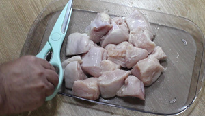 将鸡胸切成碎片用锋利的肉剪刀切碎23秒视频