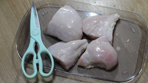 将鸡胸切成碎片用锋利的肉剪刀切碎45秒视频