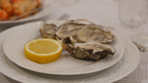 晚上在餐厅预留的一张桌子特写冰上的牡蛎情人节餐厅的11秒视频