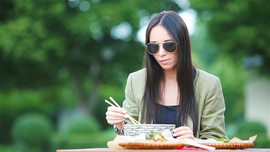 吃东西的年轻女人在街上抢走面条视频