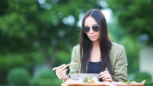 吃东西的年轻女人在街上抢走面条视频