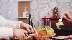 圣诞节晚饭时的情侣一起吃着晚餐喝着香槟杯23秒视频