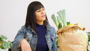 年轻黑发女人拿着一袋蔬菜17秒视频
